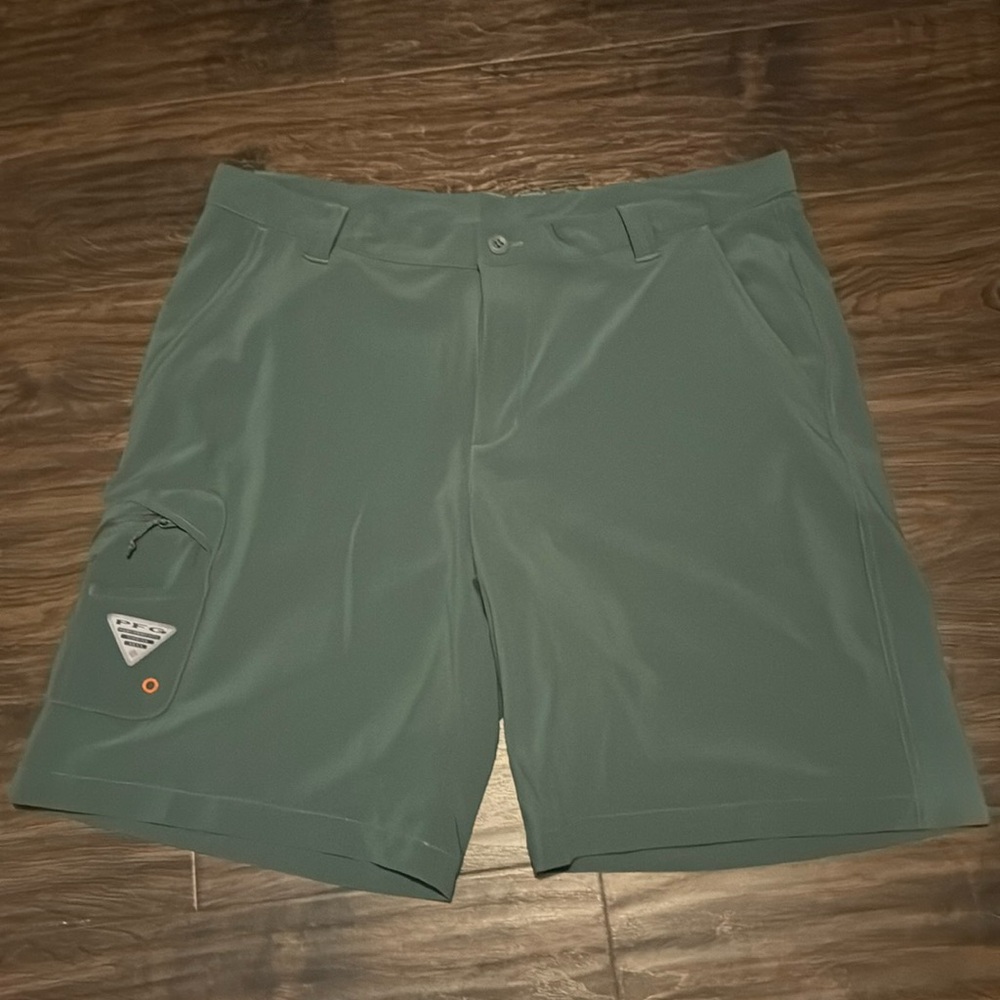 Columbia quick dri shorts. Size 30 dark green